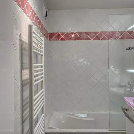 3 Pieces Avec Parking A Rochebrune - Fr-1-453-166 *