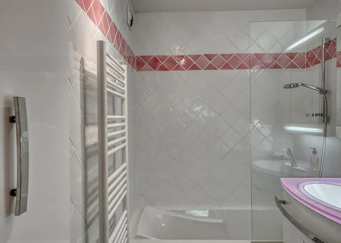 3 Pieces Avec Parking A Rochebrune - Fr-1-453-166 *